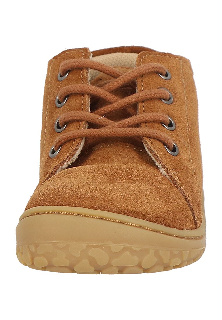 Braune Wildleder-Ankle-Boots mit abgerundeter Spitze, ausgestattet mit braunen Schnürsenkeln, schwarzen Ösen und einer strukturierten Gummisohle mit rutschfester Musterung.