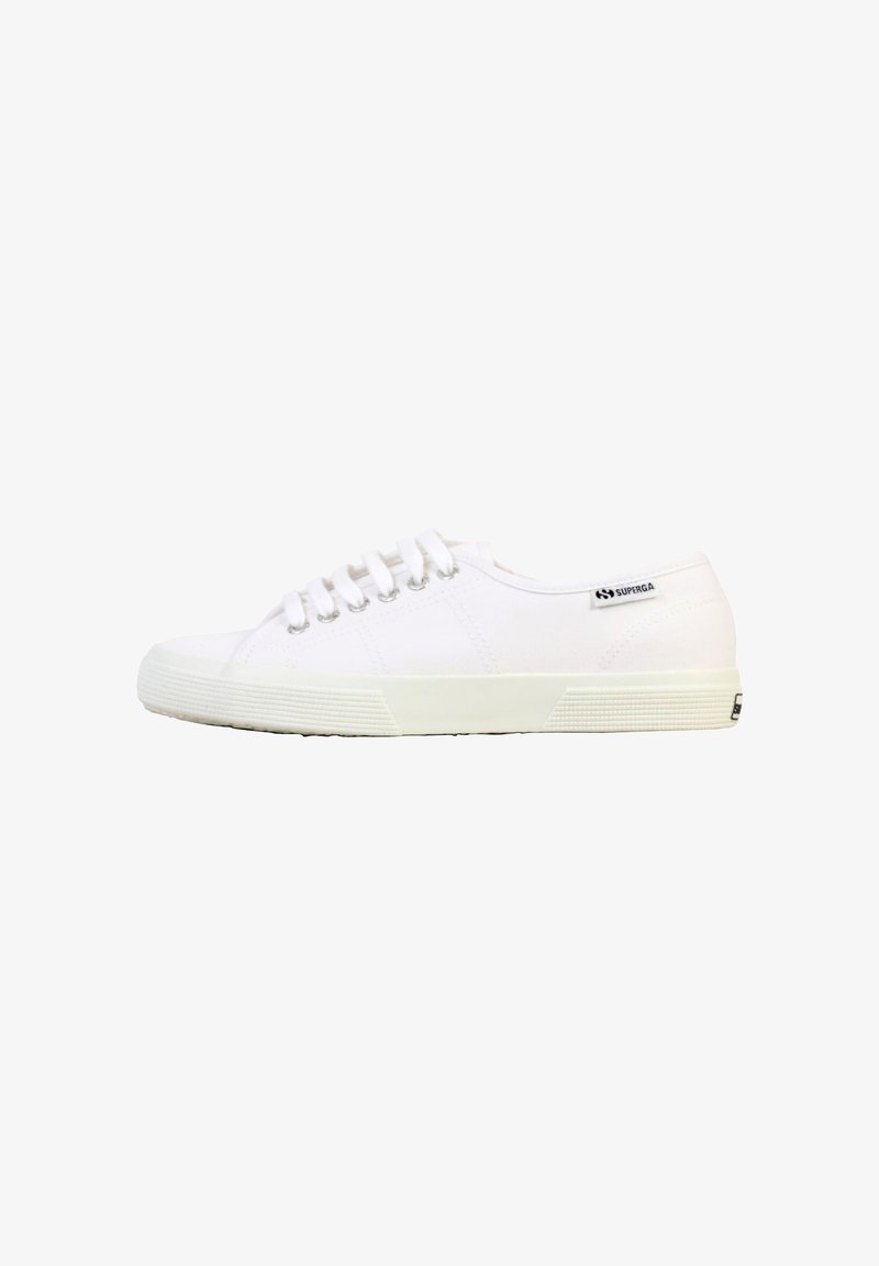 Baskets basses en toile blanche avec lacets blancs, semelle en caoutchouc et petit logo noir "Superga" près du talon sur fond blanc.