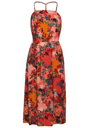 Ærmeløs sommerkjole med tynde stropper og et livligt blomster- og fuglemønster i orange, røde, grønne og pink toner.
