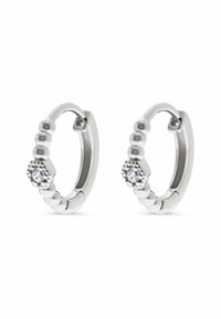 Un paio di orecchini a cerchio in argento con dettagli in perline e una piccola gemma trasparente centrale su ciascun cerchio.