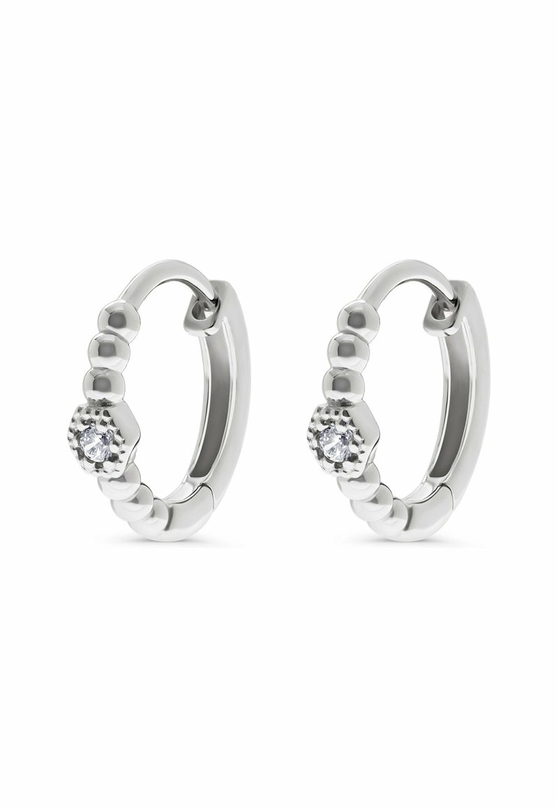 Un paio di orecchini a cerchio in argento con dettagli in perline e una piccola gemma trasparente centrale su ciascun cerchio.