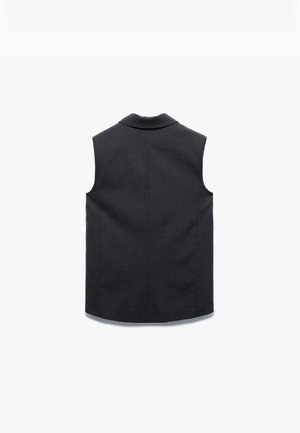 Mouwloos donkergrijs vest met een kraaghalslijn, op maat gemaakt vorm, subtiele textuur en schone afwerking, gezien vanaf de achterkant.