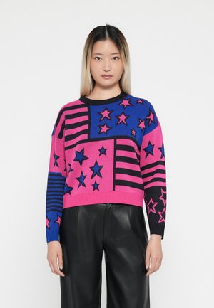 Genser i rosa, blå og svart strikk med stjerne- og stripemønster. Løs passform, rund halslinje og ribbestrikkede mansjetter og nederkant.