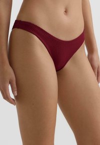 Burgundské spodní díly bikin s texturovaným designem, s nízkým střihem, středním krytím a jemnou pružnou látkou.