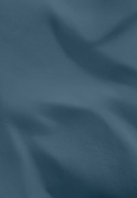 Marineblauw stof met een zachte textuur, waarin subtiele golven en plooien zichtbaar zijn, die licht met een lichte glans weerkaatsen. Geen patroon.