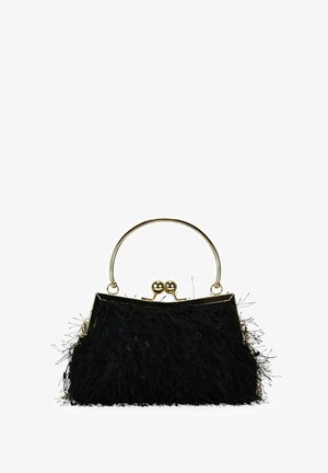 Bolso de mano negro con detalles de flecos texturizados, marco y asa de metal en tono dorado, y cierre de broche con dos acentos redondos en la parte superior.