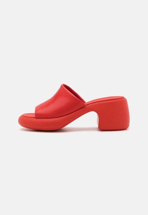 Rode open-toe slide sandalen met een afgeronde bovenkant en een dikke, sculptuurvormige blokhak. Effen textuur en minimalistisch ontwerp.