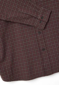Camicia button-up in tessuto bordeaux scuro con motivo a quadri bianchi e neri. Presenta un colletto, maniche lunghe e bottoni neri.