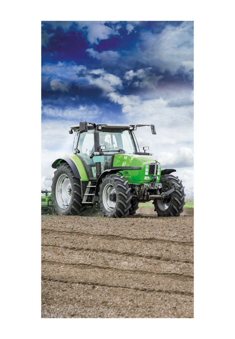 Groene tractor met grote zwarte banden, voortent en zichtbare werktuigen. Achtergrond met gestructureerde bodem en dramatische lucht.