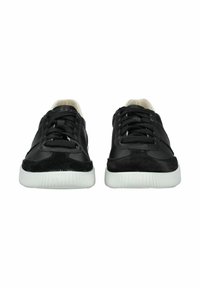 Baskets noires avec une tige en cuir lisse et en suède, semelle en caoutchouc blanche, bout rond et lacets noirs contrastés.