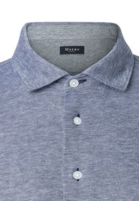 Polo shirt gemaakt van gestructureerde donkerblauwe stof met een subtiel patroon. Beschikt over een klassieke kraag en drie witte knopen aan de voorkant.