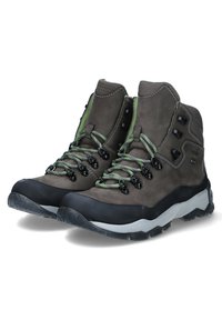 Brązowe skórzane buty trekkingowe z zielonymi sznurówkami i czarnymi elementami. Teksturowana cholewka, gumowy czubek i podeszwa o różnorodnym wzorze.