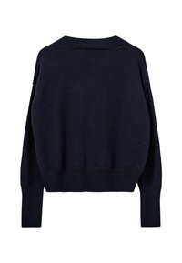 Temno modra majica s krojem okroglega vratu, rebrastim spodnjim robom in manšetami, z značilnim teksturiranim pletenim vzorcem in spučenimi ramenskimi šivi.