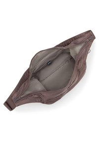 Sac rembourré brun avec une fermeture zippée et une doublure intérieure douce, comportant une étiquette intérieure. Texture lisse et forme épurée.