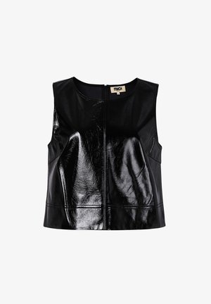 Zwarte mouwloze glanzende leren crop top met ronde halslijn en rits aan de achterkant, maatlabel van klein zichtbaar bij de kraag.