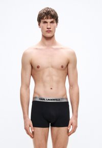 Schwarze Boxershorts mit einem silbernen Bund, auf dem "KARL LAGERFELD" in Schwarz gedruckt ist. Entworfen mit einem figurbetonten Schnitt und weicher Textur.