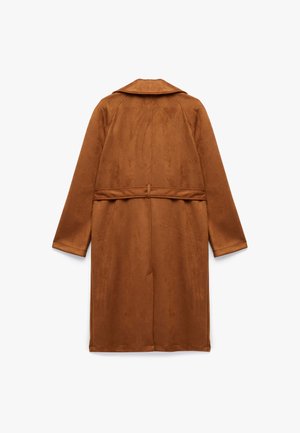 Brauner Wildledermantel mit breitem Kragen, tailliertem Gürtel und langen Ärmeln; glatte Textur und minimalistisches Design.