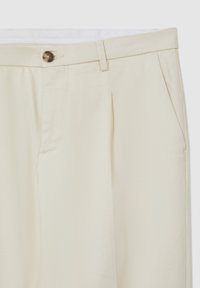 Cremfarbene Hosen mit Falten, Knopfverschluss und seitlichen Taschen. Hergestellt aus einem glatten, leichten Material.