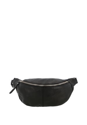 Zwarte leren heuptas met een grote zilveren rits en verstelbare band, getoond tegen een witte achtergrond.