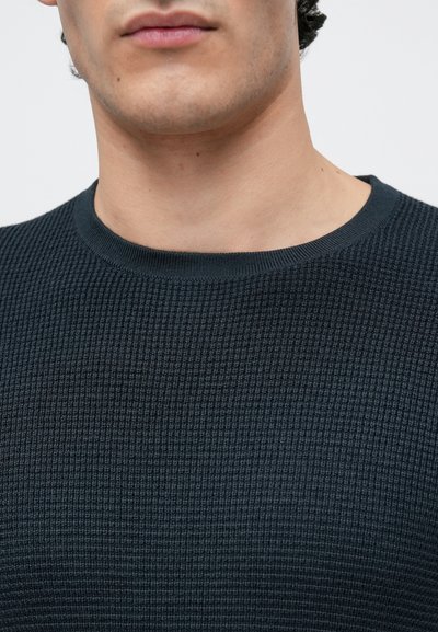 Suéter de punto texturizado en azul marino oscuro que presenta un cuello redondo acanalado, un diseño ajustado y un patrón de tela en forma de cuadrícula.