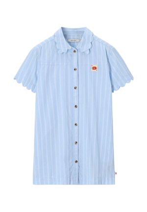 Robe bleu clair à manches courtes avec des rayures blanches, col et manches en feston, boutons marron et petit écusson rouge avec un poisson sur la poitrine.
