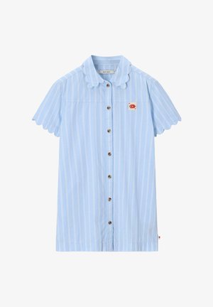 Robe bleu clair à manches courtes avec des rayures blanches, col et manches en feston, boutons marron et petit écusson rouge avec un poisson sur la poitrine.