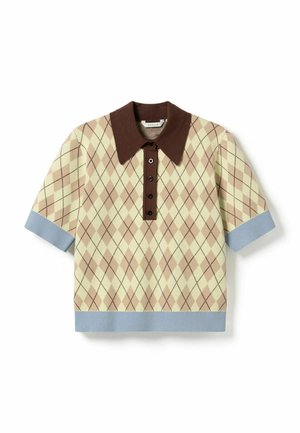 Krótki rękaw dzianinowy top w wzór argyle z brązowym kołnierzem, plisą na guziki oraz jasnoniebieskimi mankietami i dołem.