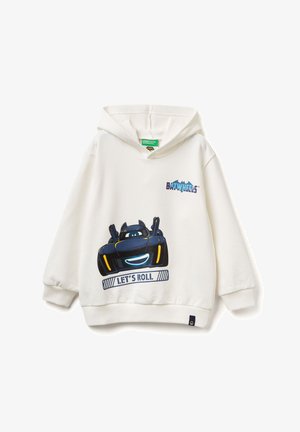 Witte hoodie gemaakt van zachte stof, met een grafisch ontwerp van een blauw en geel cartoonauto met de tekst "LET'S ROLL" eronder.