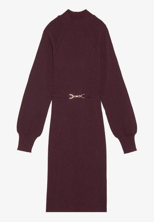 Rochie tricotată într-o nuanță profundă de burgund cu guler înalt, textură cu nervuri, mâneci lungi și o curea de accent aurie la talie. Lungime sub genunchi.
