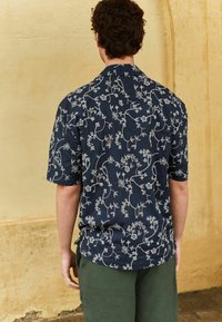 Next EMBROIDERED TEXTURE SHORT SLEEVE  - REGULAR FIT - Vapaa-ajan kauluspaita - navy blue