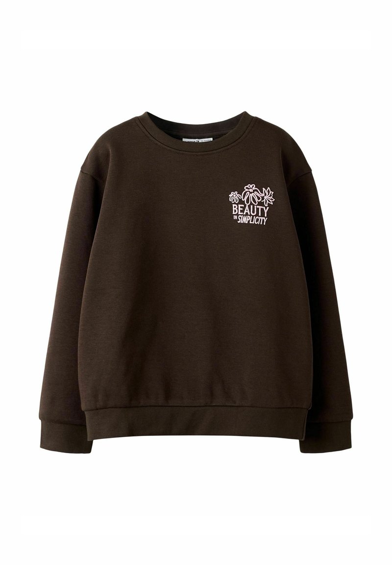 Sudadera marrón con manga larga, cuello redondo y dobladillo acanalado. Presenta un texto bordado en blanco que dice "BELLEZA EN LA SIMPLICIDAD."