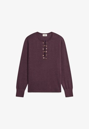 Lila Langarmpullover aus weichem Stoff mit rundem Halsausschnitt und einer Knopfleiste mit metallischen Akzenten auf der Vorderseite.