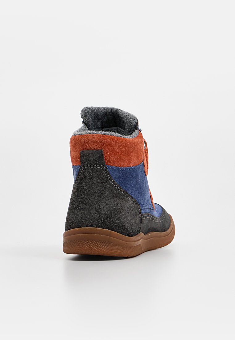 Hochschaftstiefel aus Wildleder und Textil, mit orangefarbenen, blauen und grauen Panels, einem gepolsterten Schaft und einer Gummisohle. Reißverschlussdetails an der Seite.