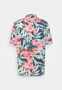Kurzärmliges Hemd aus navyblauem Stoff, das mit einem lebhaften Blumenmuster aus pinken Orchideen und grünen Blättern verziert ist, mit Button-Down-Kragen.