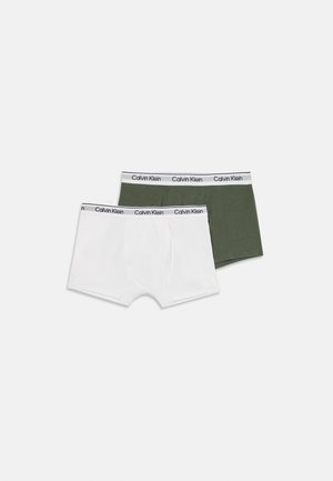 Zwei Paare Calvin Klein Boxershorts, eines in Weiß und eines in olivgrün, jeweils mit einem weißen Bündchen, das den Markennamen zeigt.