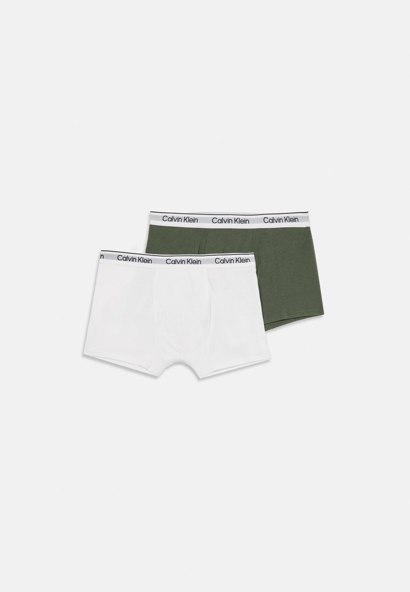 Deux paires de boxers Calvin Klein, l'une blanche et l'autre olive, chacune avec une taille blanche affichant le nom de la marque.