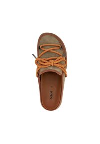 Scarpa in suede e pelle marrone con un design di lacci arancioni, punta aperta e soletta in beige liscia, contrassegnata con "Scholl" e taglia 38.