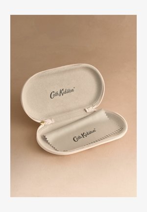 Béžové puzdro na okuliare značky Cath Kidston otvorené s odpovedajúcou čistiacou handričkou vo vnútri na svetlohnedej ploche.