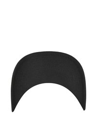 Visiera curva nera di un cappellino da baseball vista dall'alto su sfondo bianco.