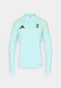 Šviesiai mėlyna ilgarankovė sportinė palaidinė su pusės užtrauktuko apykakle, juodais logotipais ir geltonais akcentais ant pečių, su rožinės spalvos šoninėmis siūlėmis.