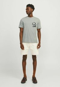 Jack & Jones GEDRUCKT RUNDHALS - Camiseta estampada - gray mist