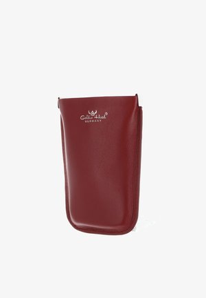 Pochette rectangulaire en cuir bordeaux avec coutures et logo "Golden Head Germany" embossé en blanc sur le devant.