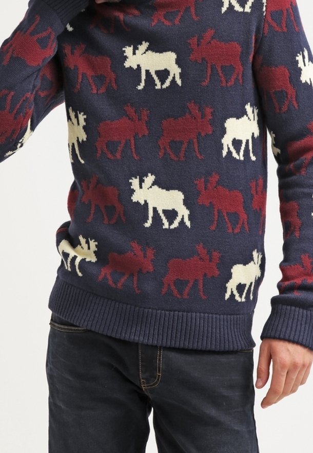 Il maglione lavorato a maglia presenta uno sfondo blu notte con motivi di alci ripetuti in bianco e borgogna. Le maniche e l'orlo a costine aggiungono texture.
