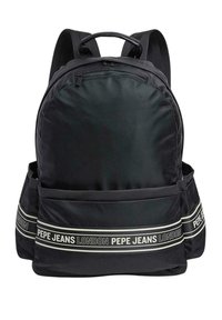 Mochila negra con forma redondeada, material de tela, doble asa, cierre de cremallera y una franja blanca y gris con marca en la parte inferior.