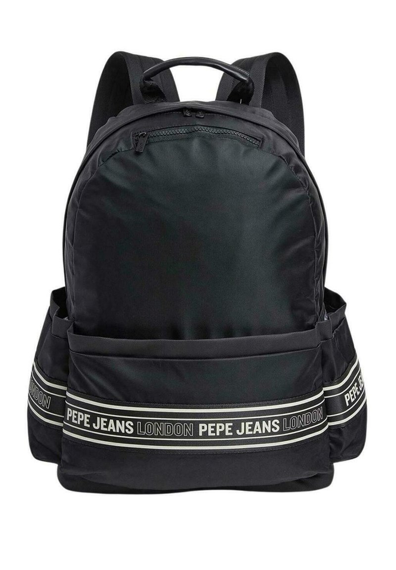 Mochila negra con forma redondeada, material de tela, doble asa, cierre de cremallera y una franja blanca y gris con marca en la parte inferior.