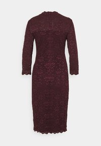 Robe en dentelle bordeaux avec des manches trois-quarts, mi-longue, motif floral texturé, décolleté arrondi et fermeture éclair dans le dos.