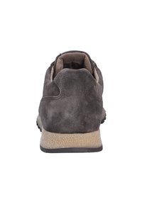 Sneaker in suede grigio, con retro arrotondato, suola texturizzata beige chiaro, colletto imbottito, dettagli di cucitura minimi, adatti per un abbigliamento casual.
