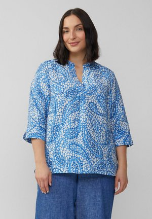 Blauwe blouse met patroon, een colletje, driekwart mouwen en een losse pasvorm, gemaakt van lichte stof.