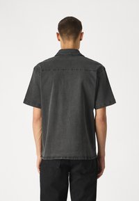 Denim Project LOOSE FIT SHORT SLEEVE DENIM  - Ing - gray wash