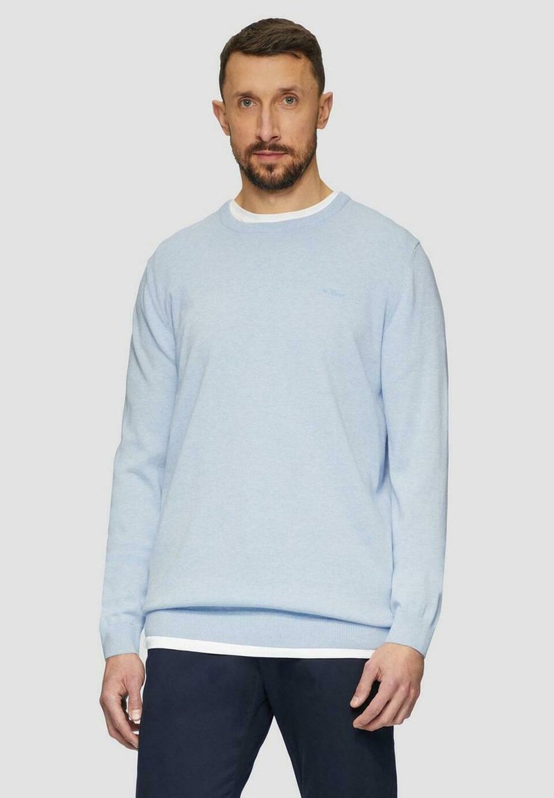 Helles blauer Rundhalspulli aus weichem Material. Verfügt über lange Ärmel und einen Lagenlook mit einem weißen Saum, der am unteren Rand sichtbar ist.